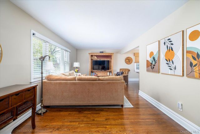 33 Rodney Place, Rockville Centre, NY 11570