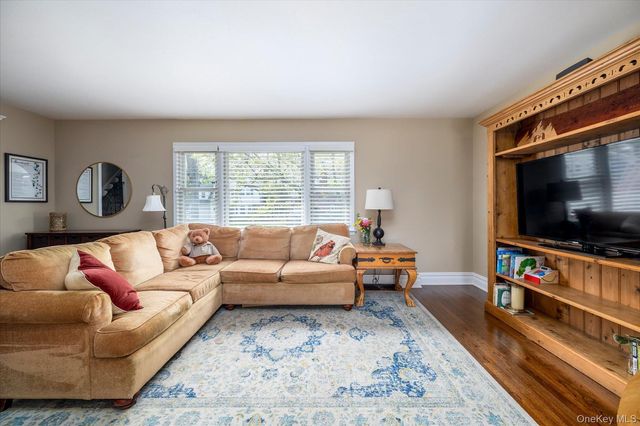 33 Rodney Place, Rockville Centre, NY 11570