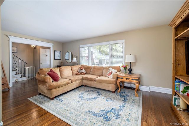 33 Rodney Place, Rockville Centre, NY 11570