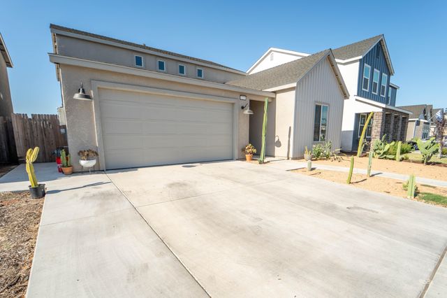 3235 E Howard Avenue, Visalia, CA 93292