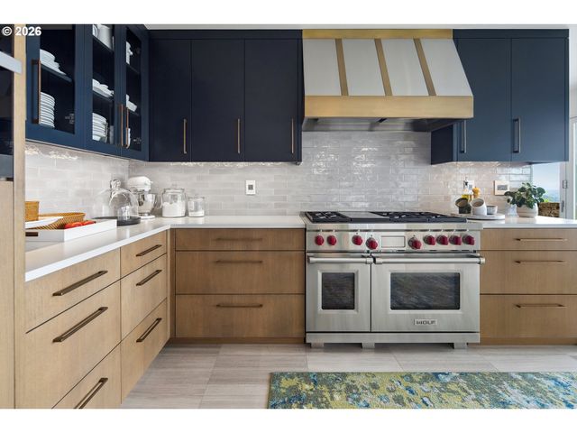 777 CHERRY Cir, Lake Oswego, OR 97034