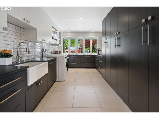 777 CHERRY Cir, Lake Oswego, OR 97034