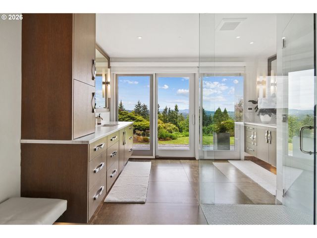 777 CHERRY Cir, Lake Oswego, OR 97034