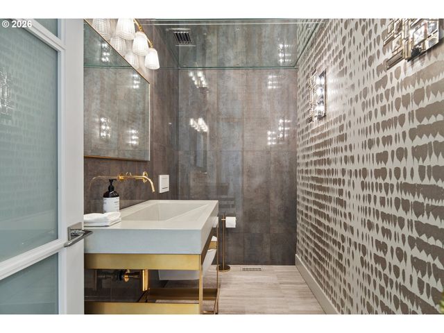 777 CHERRY Cir, Lake Oswego, OR 97034