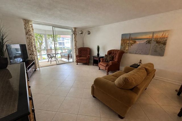 400 SE 10th Street 202, Deerfield Beach, FL 33441