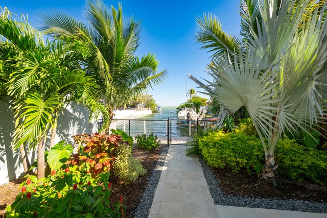 17213 Starfish Lane, Sugarloaf Key, FL 33042
