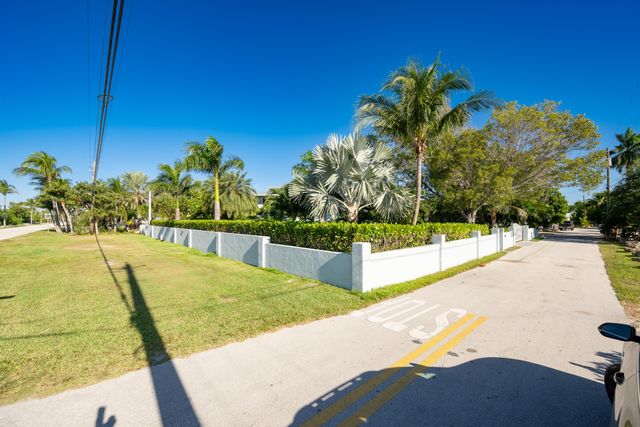 17213 Starfish Lane, Sugarloaf Key, FL 33042