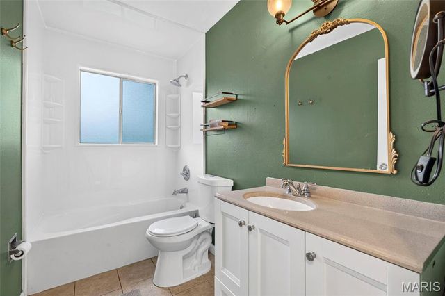 2692 McKelvey Road, Maryland Heights, MO 63043