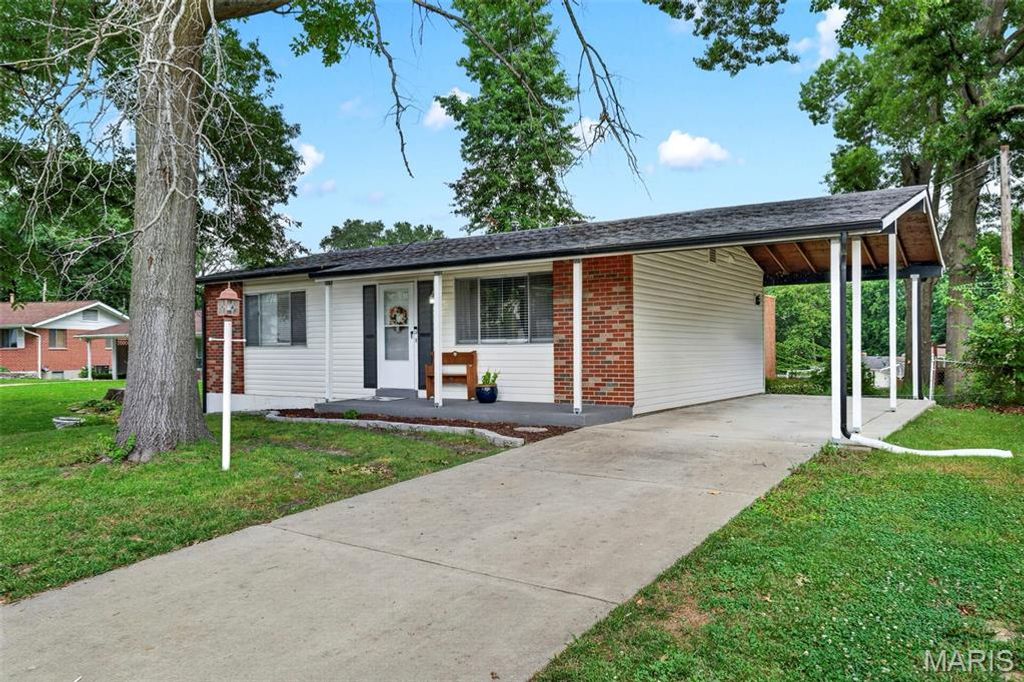 2692 McKelvey Road, Maryland Heights, MO 63043
