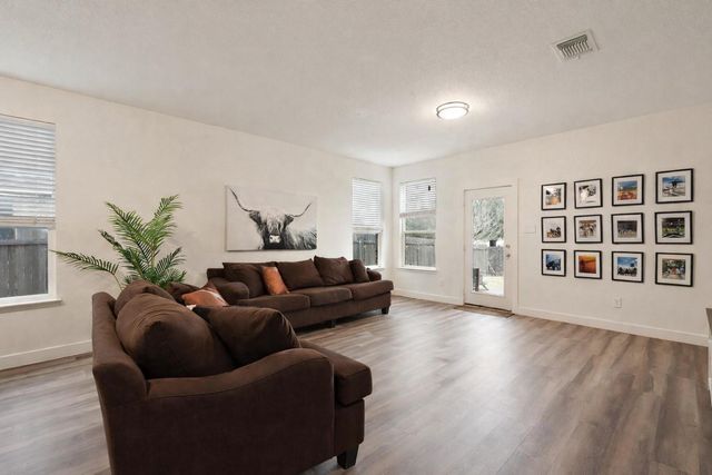 1020 Estes PARK, Taylor, TX 76574