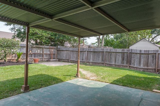 2318 Colonial Ridge Drive, Friendswood, TX 77546