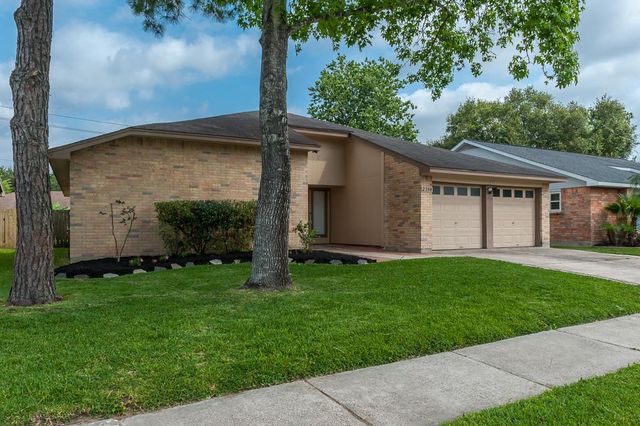 2318 Colonial Ridge Drive, Friendswood, TX 77546
