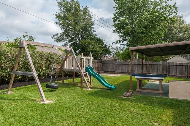 2318 Colonial Ridge Drive, Friendswood, TX 77546