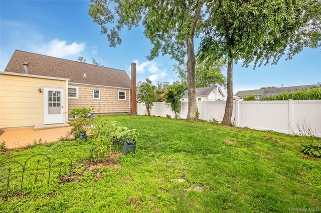 413 S 8th Street, Lindenhurst, NY 11757