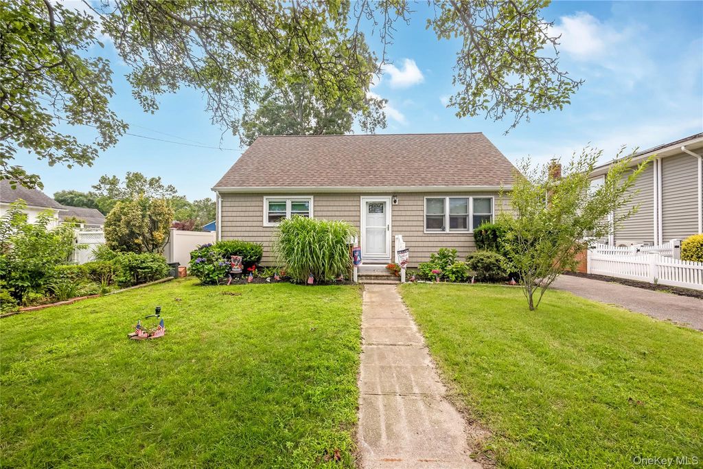 413 S 8th Street, Lindenhurst, NY 11757