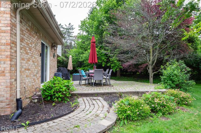 6011 Walker Drive, Troy, MI 48085