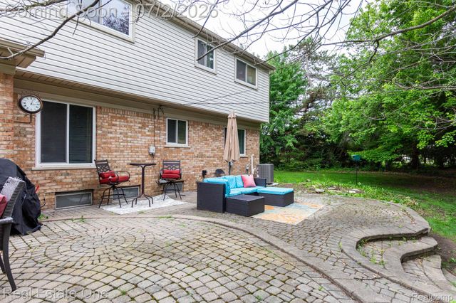 6011 Walker Drive, Troy, MI 48085