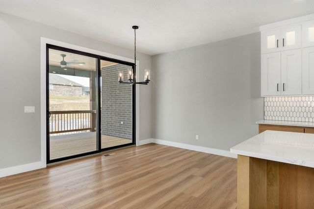 989 E Siler Parkway, Springfield, MO 65810