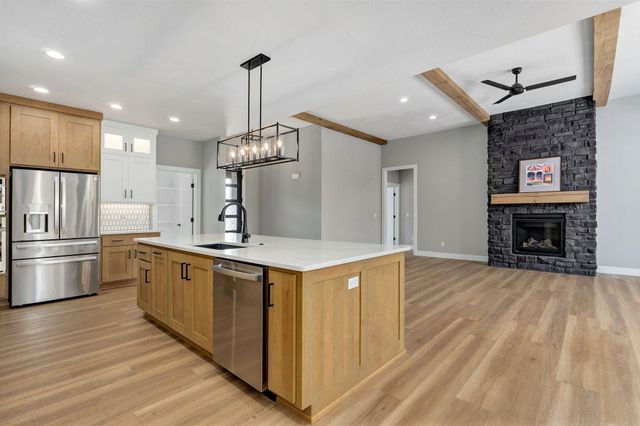 989 E Siler Parkway, Springfield, MO 65810