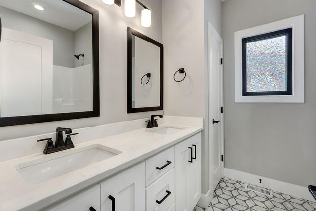 989 E Siler Parkway, Springfield, MO 65810