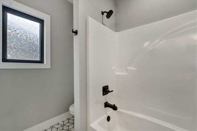 989 E Siler Parkway, Springfield, MO 65810