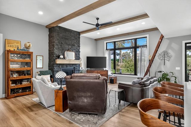 989 E Siler Parkway, Springfield, MO 65810