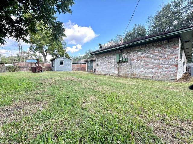 1712 Redwood Circle, Alvin, TX 77511