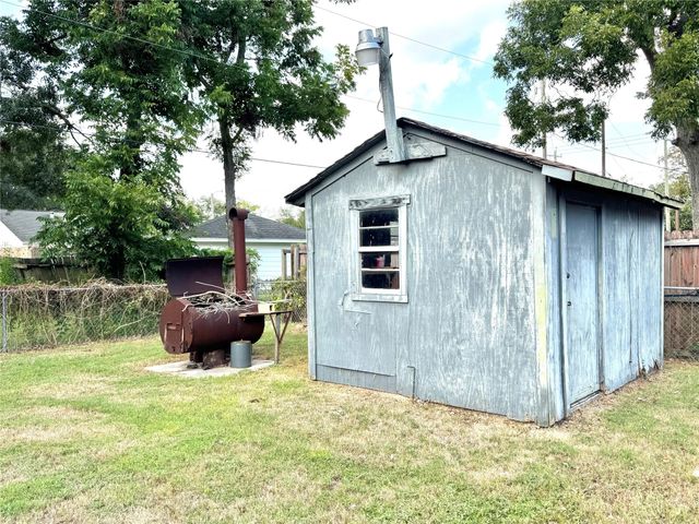 1712 Redwood Circle, Alvin, TX 77511