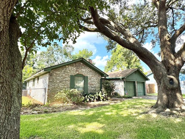 1712 Redwood Circle, Alvin, TX 77511