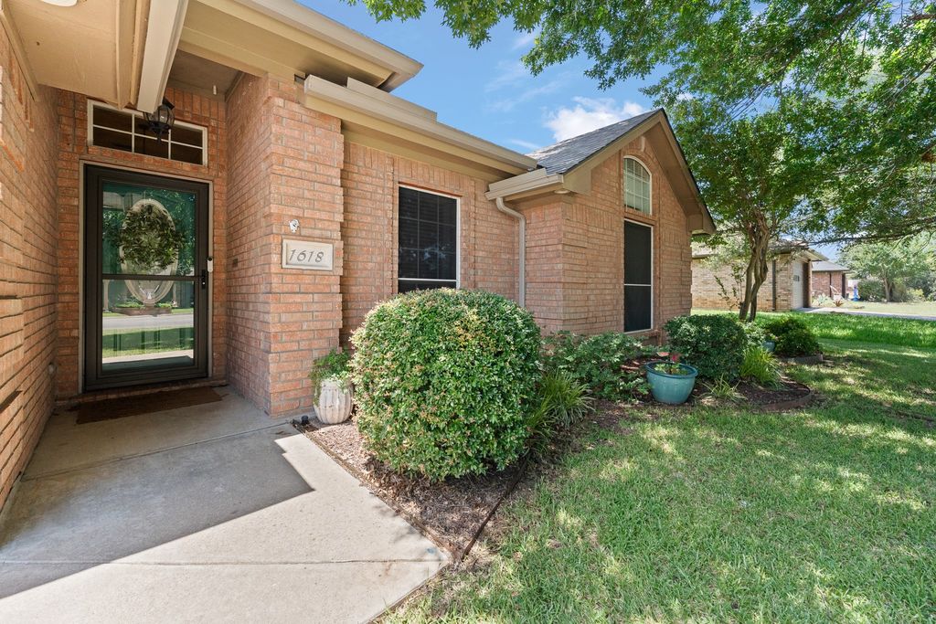1618 Hyde Park Boulevard, Cleburne, TX 76033 — photo 3