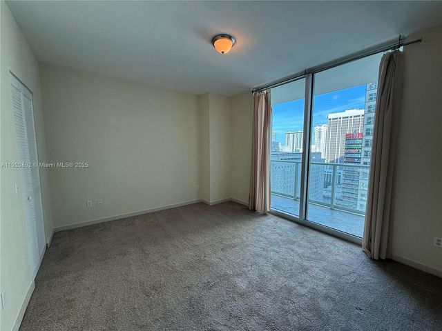 300 S Biscayne Blvd T-1805, Miami, FL 33131