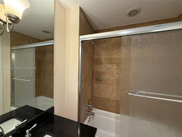 300 S Biscayne Blvd T-1805, Miami, FL 33131