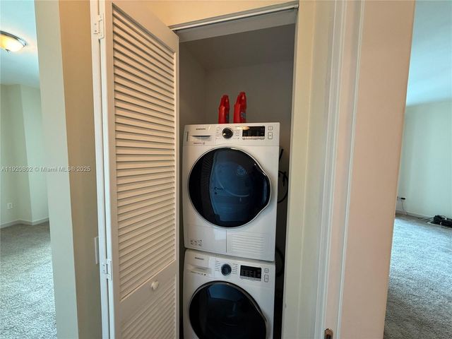 300 S Biscayne Blvd T-1805, Miami, FL 33131