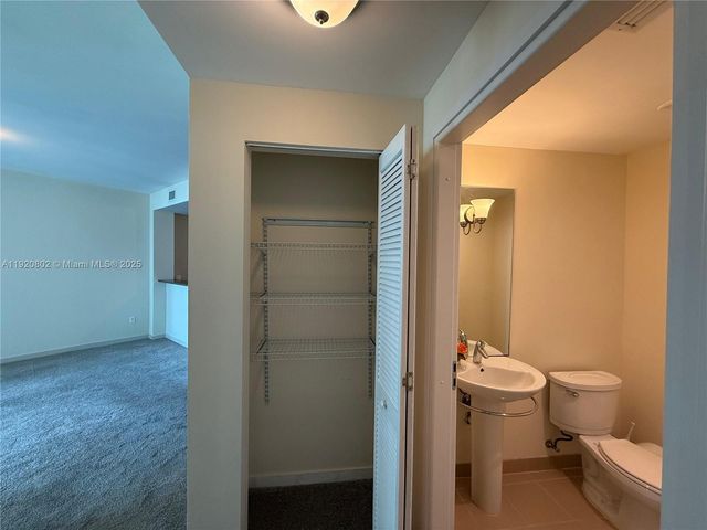 300 S Biscayne Blvd T-1805, Miami, FL 33131