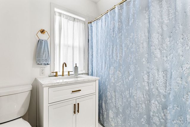 11 Draper Rd, Framingham, MA 01702