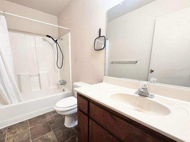 253 W Belleview Avenue, Porterville, CA 93257