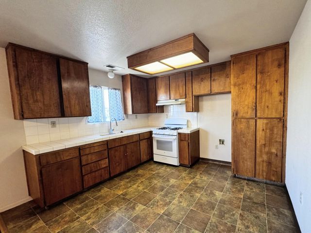 253 W Belleview Avenue, Porterville, CA 93257