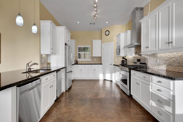 334 Sunset Drive, Livingston, TX 77351