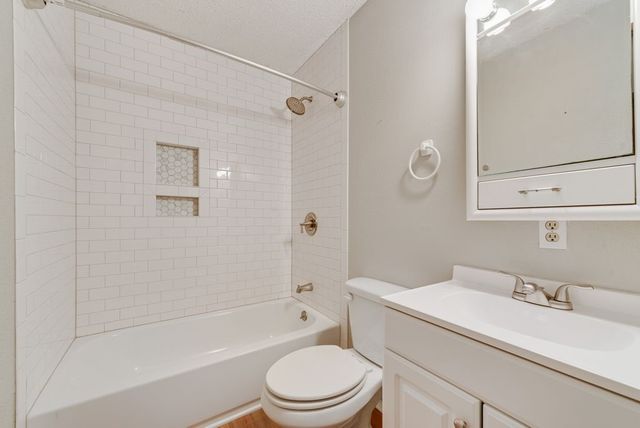 220 Crump Circle, Red Oak, TX 75154
