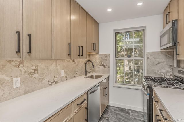 5140 30 Avenue 4, Woodside, NY 11377