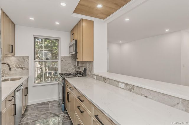 5140 30 Avenue 4, Woodside, NY 11377