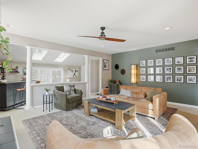 1063 Avon Circle E, Rochester Hills, MI 48309