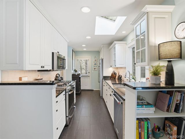 1063 Avon Circle E, Rochester Hills, MI 48309