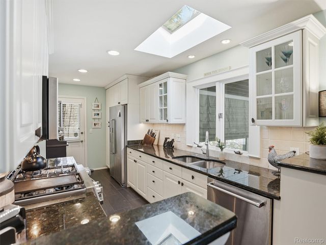 1063 Avon Circle E, Rochester Hills, MI 48309