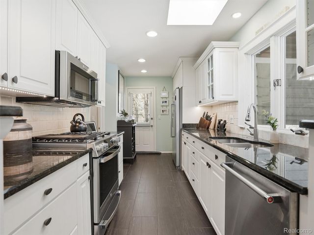 1063 Avon Circle E, Rochester Hills, MI 48309