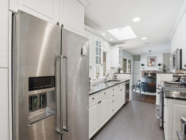 1063 Avon Circle E, Rochester Hills, MI 48309