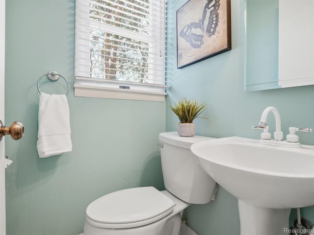 1063 Avon Circle E, Rochester Hills, MI 48309