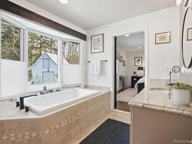 1063 Avon Circle E, Rochester Hills, MI 48309