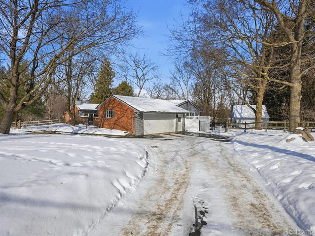 1063 Avon Circle E, Rochester Hills, MI 48309