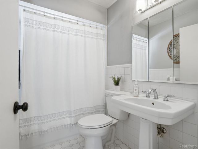 1063 Avon Circle E, Rochester Hills, MI 48309